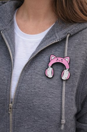 Kedi Kulaklı Kulaklık Tasarımlı Metal Rozet – Pembe Figürlü Çanta Aksesuarı Pin