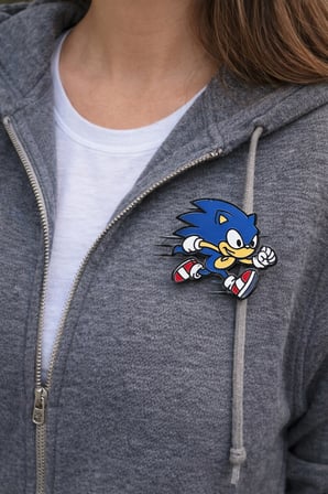 Hızlı Koşan Karakter Figürlü Metal Rozet – Mavi Figürlü Çanta Aksesuarı Pin