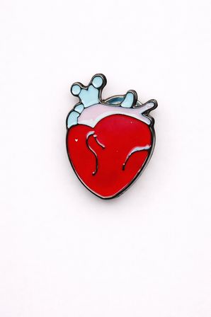 Anatomik Kalp Tasarımlı Metal Rozet – Kırmızı Figürlü Çanta Aksesuarı Pin