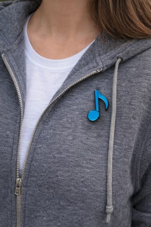Müzik Notası Tasarımlı Metal Rozet – Mavi Nota Figürlü Çanta Aksesuarı Pin