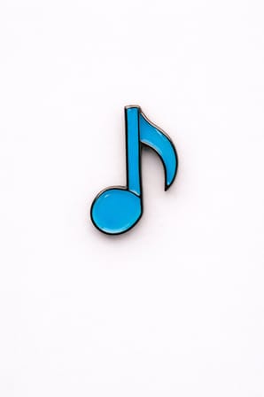 Müzik Notası Tasarımlı Metal Rozet – Mavi Nota Figürlü Çanta Aksesuarı Pin