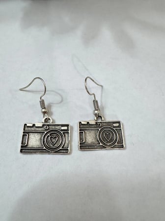Kamera Figürlü Metal Tasarım Küpe
