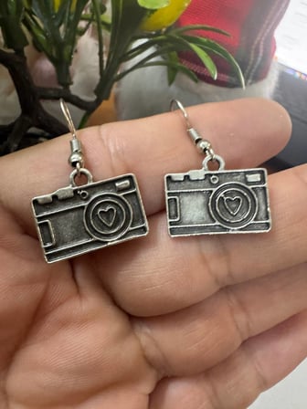 Kamera Figürlü Metal Tasarım Küpe