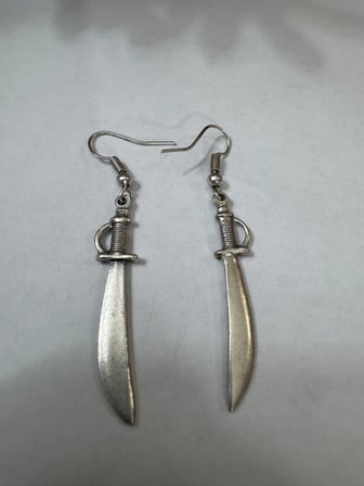 Metal İnce Uzun Figür Küpe – Sallantılı Tasarım Küpe