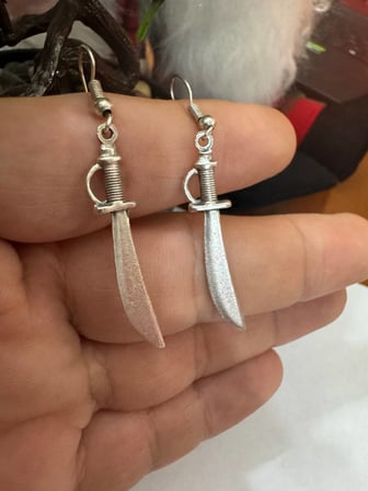 Metal İnce Uzun Figür Küpe – Sallantılı Tasarım Küpe