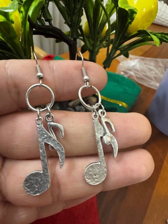 Büyük Nota Figürlü Sallantılı Metal Küpe – Minimal Tasarım