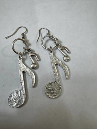 Büyük Nota Figürlü Sallantılı Metal Küpe – Minimal Tasarım