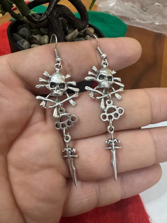 Kafatası ve Sivri Figür Detaylı Sallantılı Metal Küpe – Çok Parçalı Tasarım