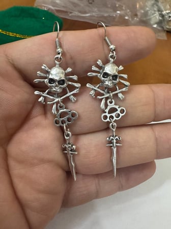 Kafatası ve Sivri Figür Detaylı Sallantılı Metal Küpe – Çok Parçalı Tasarım