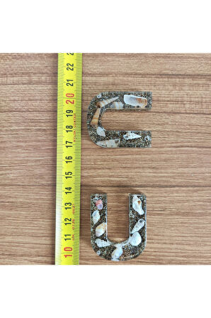 "U" HARFİ - Kıyı Esintisi Harf Anahtarlık (A–Z) – Gerçek Deniz Kabuğu, Kum ve Şeffaf Epoksi– El Yap