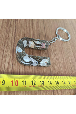 "U" HARFİ - Kıyı Esintisi Harf Anahtarlık (A–Z) – Gerçek Deniz Kabuğu, Kum ve Şeffaf Epoksi– El Yap