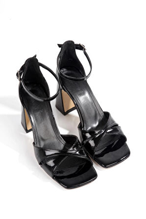 ÜNAL ÖZER Kadın Çapraz Bantlı Bilekten Bağlı Kalın Topuklu Sandalet Un001-0330