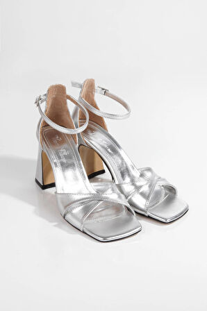 ÜNAL ÖZER Kadın Çapraz Bantlı Bilekten Bağlı Kalın Topuklu Sandalet Un001-0330