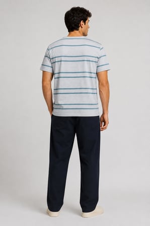 V Yaka Çizgili T-Shirt