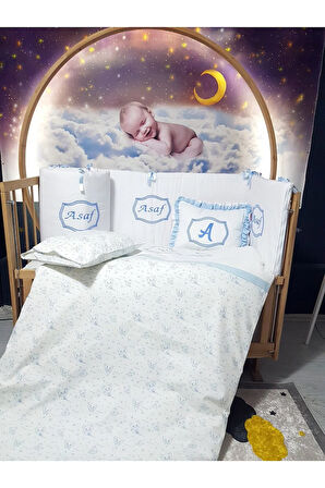 Elit Serisi 60x120 İsimli Bebek Uyku Seti Pamuklu - Mavi Kedicik, Nakışlı Beşik Korumalık ve Kırlent