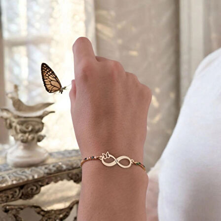 Muazzam, Sonsuzluk Kelebek Motifli Renkli Taş Desenli ve 14 Ayar Altın Plakalı Ü Harfli Bileklik