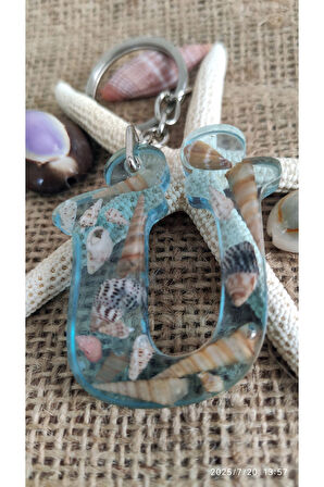 "Ü" HARFİ - Açık Mavi Deniz Epoksi Harf Anahtarlık – Gerçek Deniz Kabuğu, El Yapımı, Benzersiz