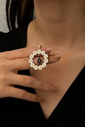 Papatya Çemberi Siyah Kutup Yıldızı Sallantılı Gümüş Kolye Uvps100513