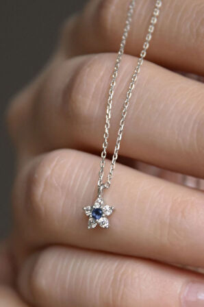 925 Ayar Gümüş Rodyum Kaplama Minimal Lacivert Taşlı Çiçek Kolye