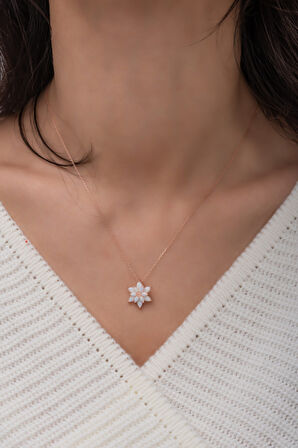 925 Ayar Beyaz Opal Taşlı Gümüş Lotus Kolye