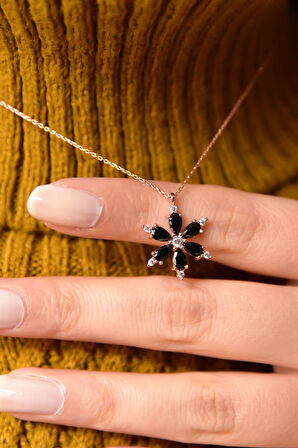 925 Ayar Gümüş Siyah Taşlı Kamelya Çiçeği Kadın Kolye