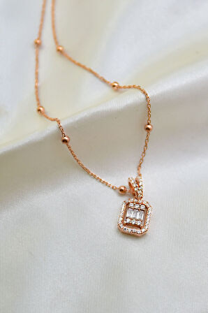 925 Ayar Gümüş Rose Kaplama Baget Taşlı Dorika Top Kadın Kolye