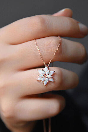 Kadın Beyaz Opal Taşlı Kamelya Gümüş Kolye