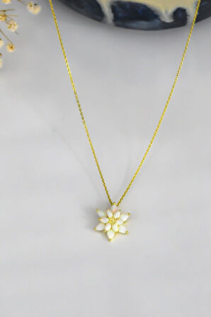 925 Ayar Altın Kaplama Kadın Beyaz Opal Taşlı Lotus Çiçeği Gümüş Kolye