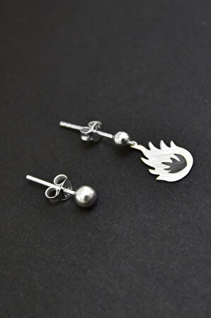 925 Ayar Gümüş Rodyum Kaplama Alev Model Çivili Kadın Top Küpe