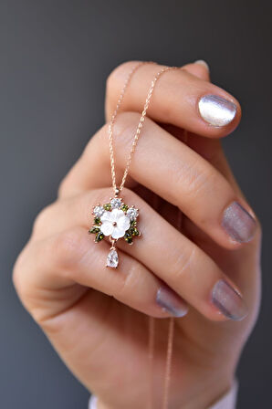 925 Ayar Gümüş Rose Kaplama Tasarım Yeşil Taşlı Sedef Manolya Çiçeği Damla Kolye