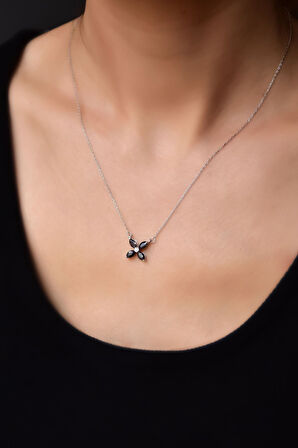 925 Ayar Gümüş Rodyum Kaplama Siyah Zirkon Taşlı Plumeria Kolye