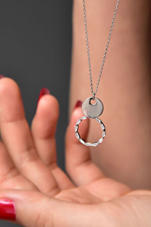 925 Ayar Gümüş Rodyum Kaplama Baget Taşlı Daire Plaka Kolye