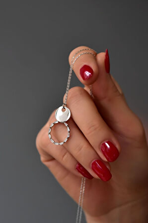 925 Ayar Gümüş Rodyum Kaplama Baget Taşlı Daire Plaka Kolye