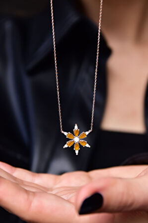 925 Ayar Rose Kaplama Sarı Sedef Mineli Kamelya Çiçeği Kolye