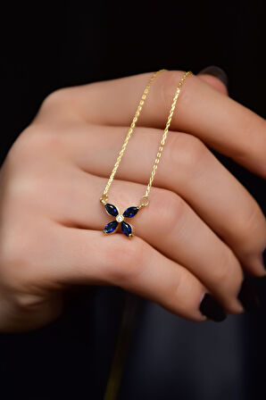 925 Ayar Gümüş Gold Kaplama Lacivert Zirkon Taşlı Plumeria Kolye