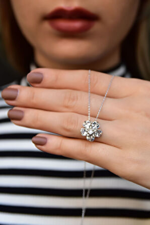 925 Ayar Gümüş Rodyum Kaplama Beyaz Taşlı Mine Çiçeği Kadın Kolye