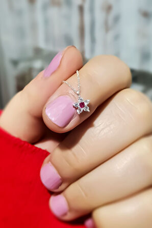 925 Ayar Gümüş Rodyum Kaplama Fuşya Taşlı Mini Çiçek Kolye