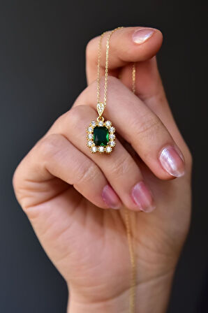 925 Ayar Gümüş Gold Kaplama Yeşim Renkli Taş Tepelikli Kare Tasarım Kolye