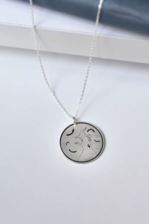 925 Ayar Gümüş Rodyum Kaplama Plaka Cadı Desenli Kolye