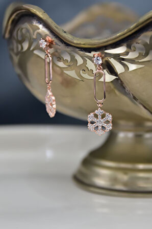 925 Ayar Gümüş Rose Kaplama Sallantılı Köşesiz Dikdörtgen Tektaş Kar Tanesi Küpe