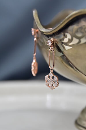 925 Ayar Gümüş Rose Kaplama Sallantılı Köşesiz Dikdörtgen Tektaş Kar Tanesi Küpe