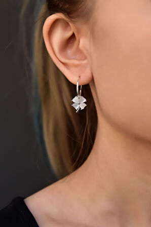 925 Ayar Gümüş Rodyum Kaplama Sedef Taşlı Şans Dört Yapraklı Yonca Halka Küpe