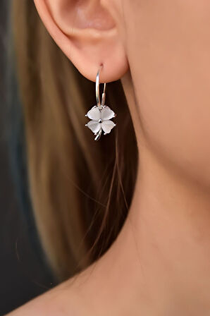 925 Ayar Gümüş Rodyum Kaplama Sedef Taşlı Şans Dört Yapraklı Yonca Halka Küpe