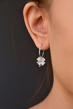 925 Ayar Gümüş Rodyum Kaplama Sedef Taşlı Şans Dört Yapraklı Yonca Halka Küpe