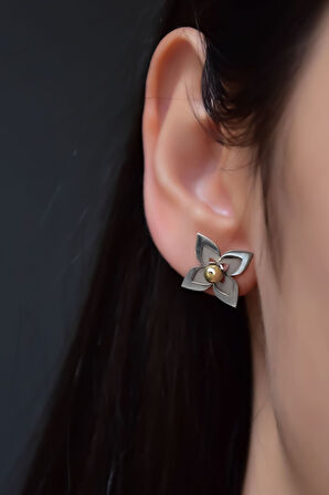 925 Ayar Gümüş Rodyum-gold Kaplama Lilyum Çiçeği Çivili Küpe