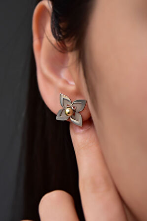 925 Ayar Gümüş Rodyum-gold Kaplama Lilyum Çiçeği Çivili Küpe