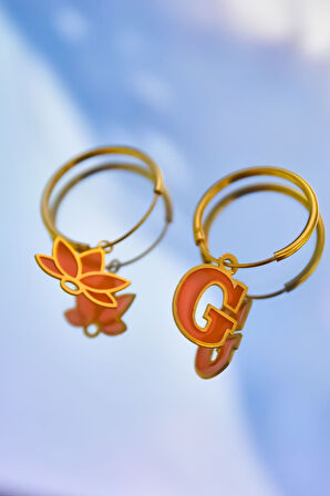 925 Ayar Gümüş Gold Kaplama Parlayan Rüya Serisi Tasarım Ebruli Cam Boyalı Lotus Ve Harf Halka Küpe