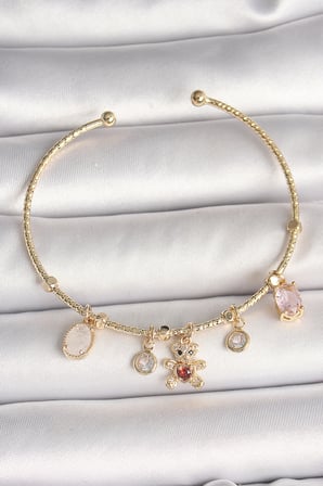 Pirinç Gold Renk Sallantı Zirkon Taşlı Ayıcık Figür Kırmızı Kalp Detay Charm Kadın Bileklik - TJ-BB6896