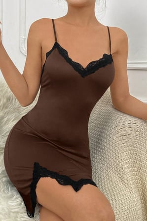 Vitaliselanfashion Kadın Kahverengi Göğsü ve Bacakları Dantelli Yırtmaçlı Şık Gecelik