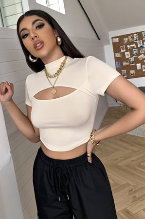 Vitaliselanfashion Kadın Ekru Göğüs Dekolteli Yarım Kollu Cut Out Crop Top Bluz